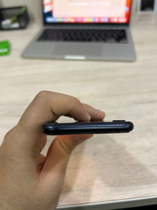 Iphone SE 64gb / black / Емкость 100 /Оригинал