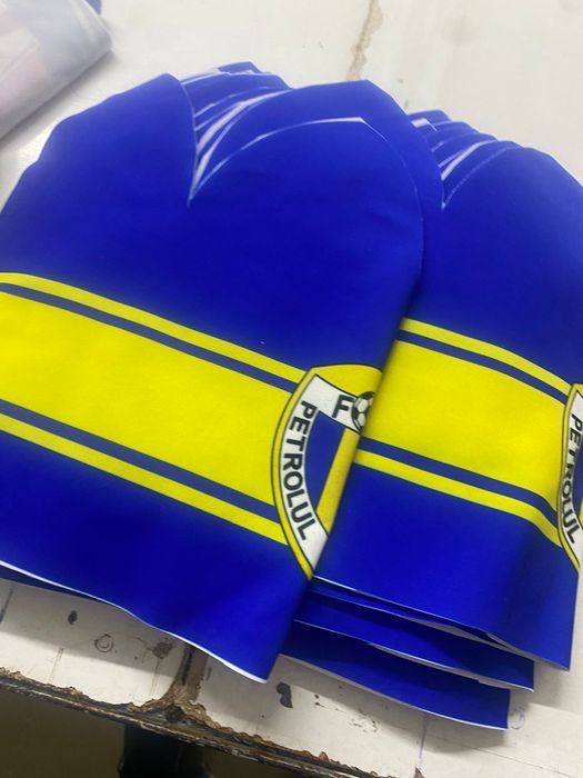 Vînd treninguri bărbătești, echipament fotbal, esarfe, fesuri.