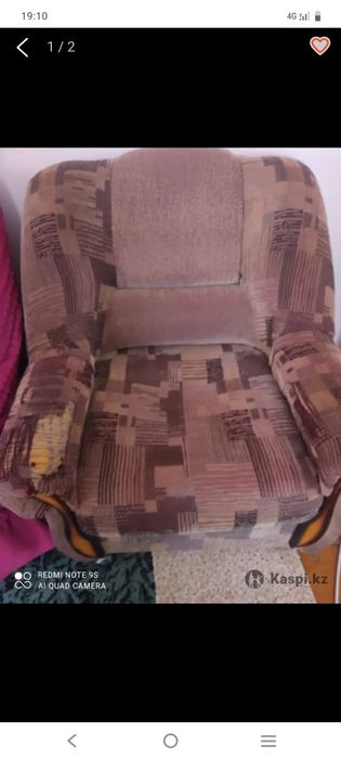 Диван и дорожные сумки для товара