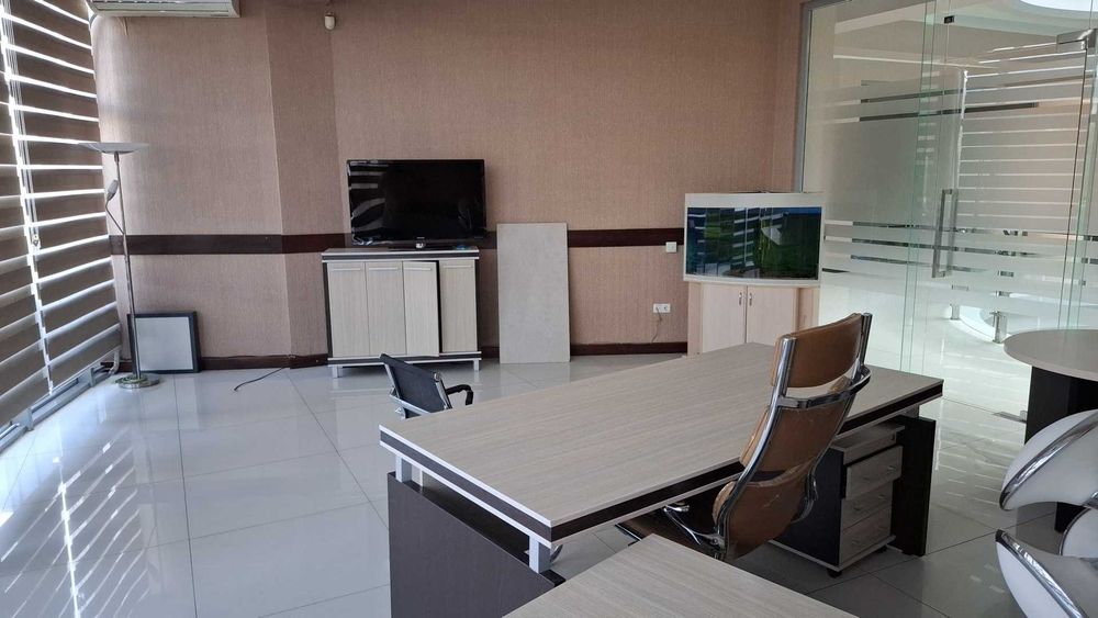 Сдаётся отдельно стоящее здание 2200 м² в Центре —Мирабадский Переушка