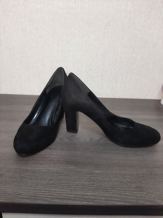 Продам замшевые туфли