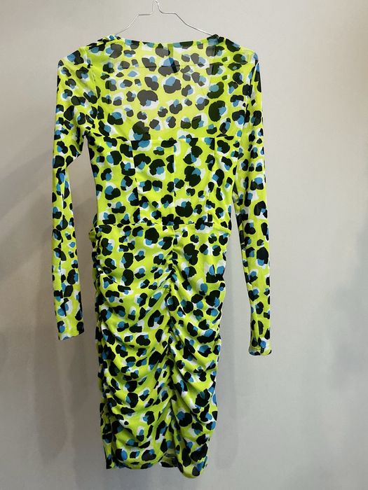 Многоцветна рокля с набран ефект