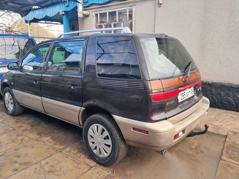 Митсубиси спейс вагон.