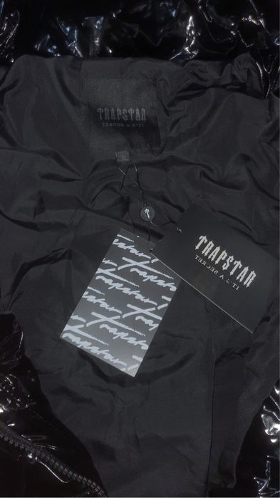 geaca trapstar lucioasa neagra Xl noua