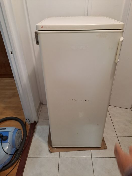 Vand.   frigider Zanussi