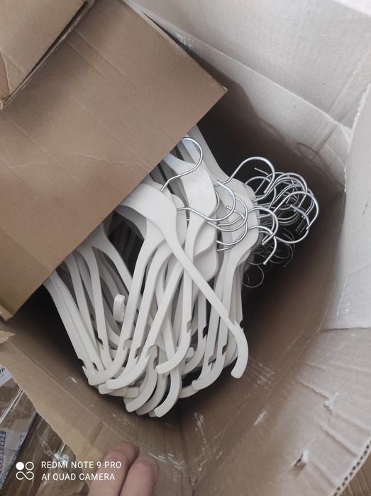 Вешалки разные пластиковые деревянные