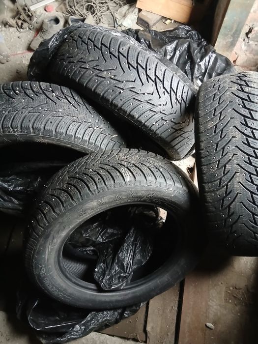 Продаются зимние шины R16 с шипами