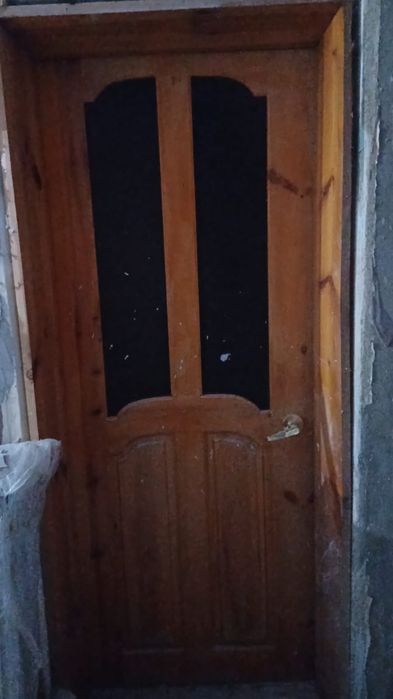 Продам межкомнатную деревянную дверь