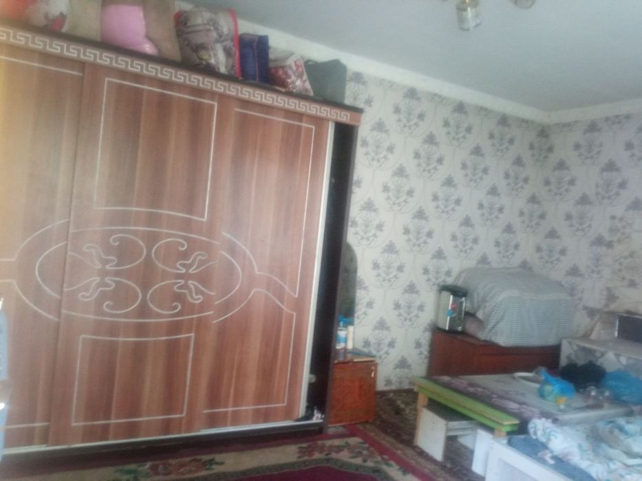 Srochna sotiladi Nazarbekda 4 sotix 5 xona 1ta oshxona 3ta podvol