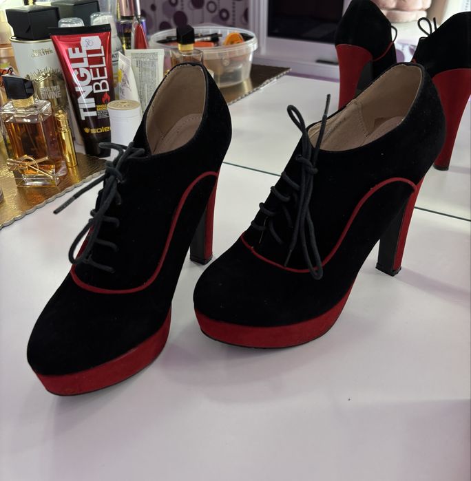 Vând botine cu toc cu platformă