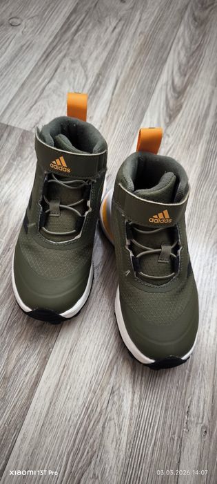 Детски зимни адидаски.