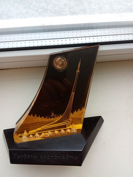 Статуетки времён СССР(фарфор,каслинское литьё),посуда.