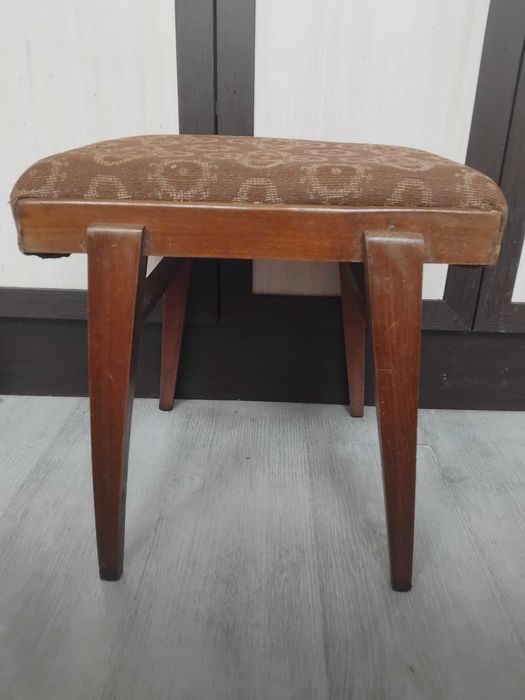 Стара Дървена Табуретка - здрава и стабилна