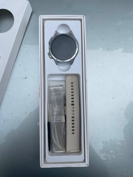 Ceas smartwatch in cutie