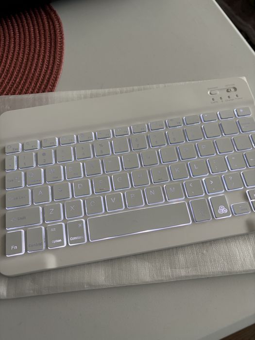 Tastatura bluetooth noua