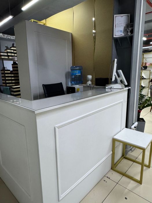 Продам Ресепшен и Стеллаж