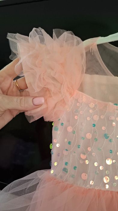 Красивое нарядное платье с пайетками