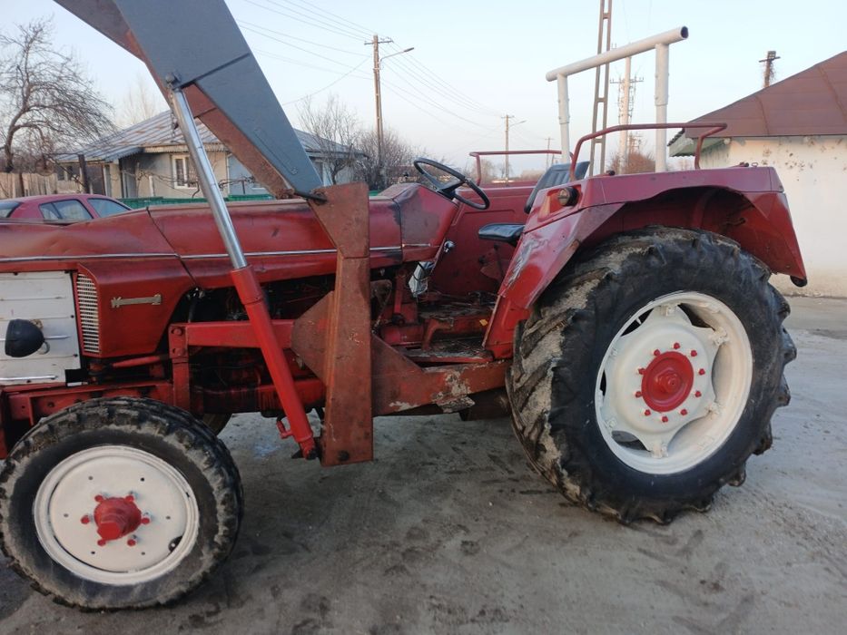 Tractor cu încărcător frontal 60 cp 4cilindri Renault 3700 euro