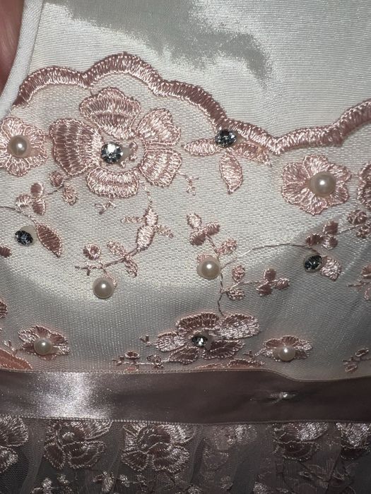 Платье нарядное на девочку 5-6 лет