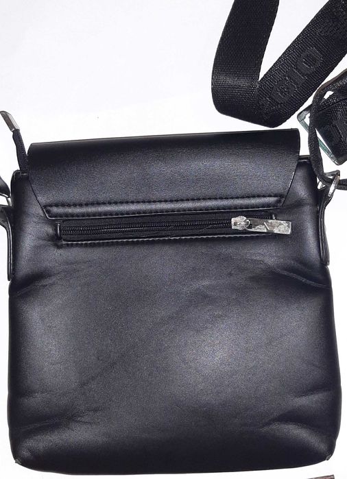 Accentuează-ți ținuta cu o borsetă de piele Giorgio Armani autentică