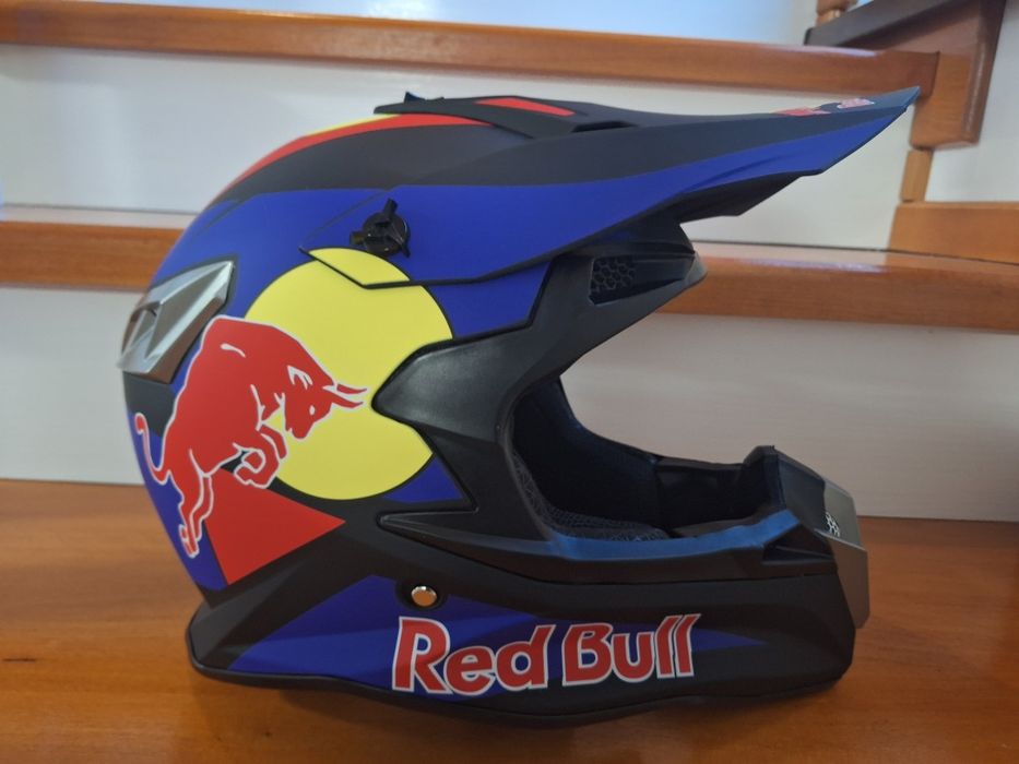 Cască nouă RedBull mărimi L XL  XXL