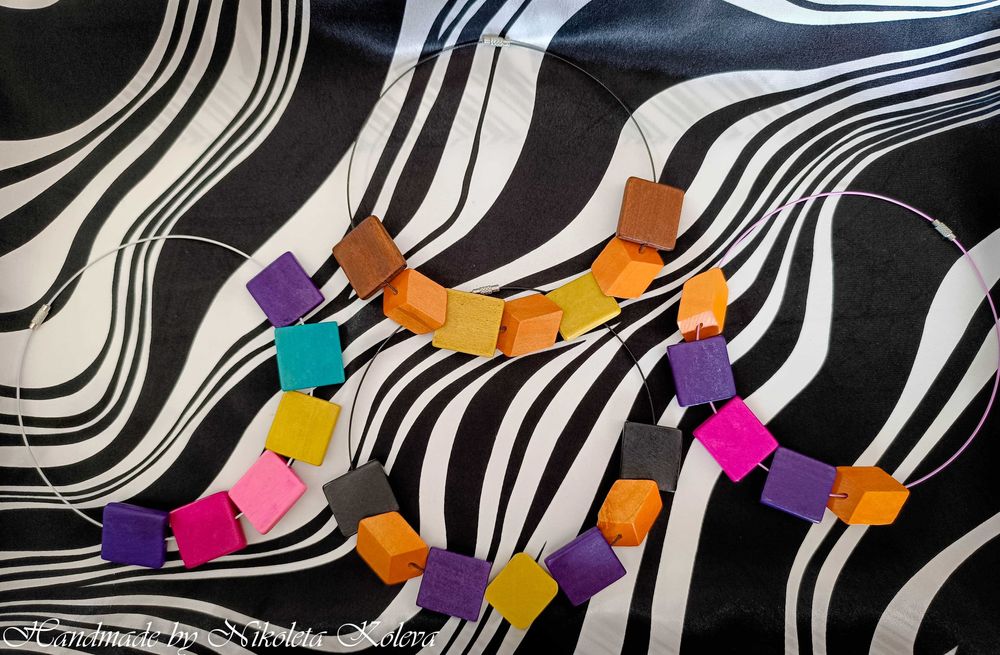 Дамски твърди колиета,ръчна изработка