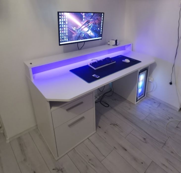 Birou gaming nou , alb, cu iluminarr led