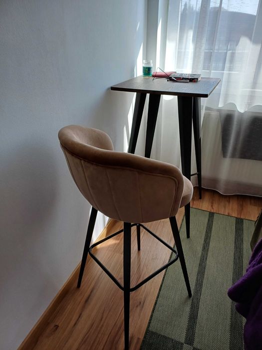 Masă tip bar şi scaun bar