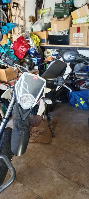 Vând motocicletele