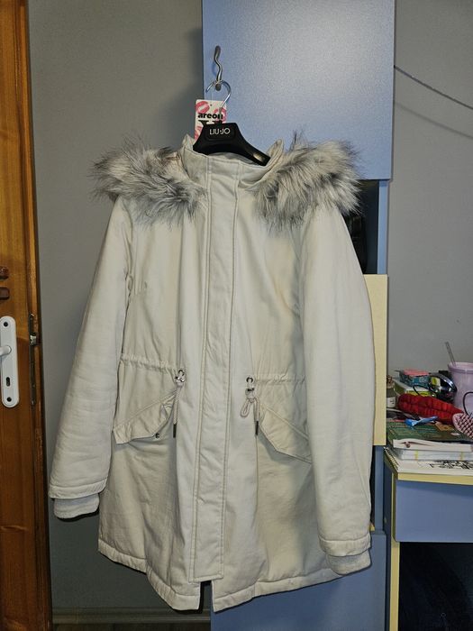 Стилно дамско зимно яке с пухена качулка - светъл цвят