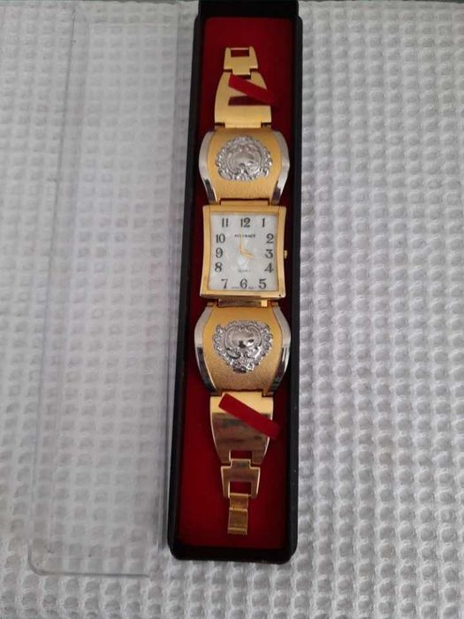 Наручные женские часы в подарок