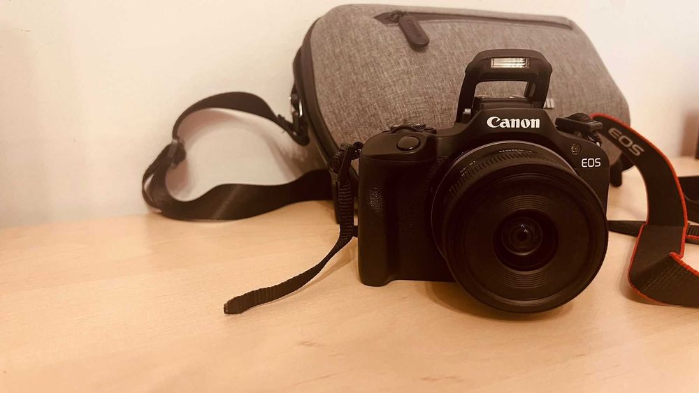 Se Vinde !!!  Aparat Foto Canon EOS R100 - Kit Complet