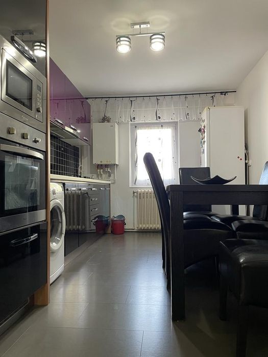 Închiriez apartament 3 camere