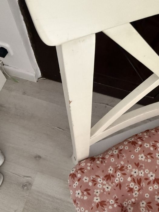 URGENT!! Scaune albe cu perinita