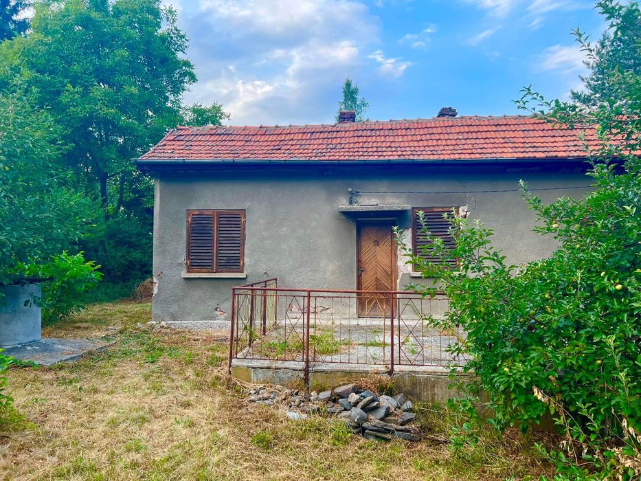 Къща с двор и кладенец