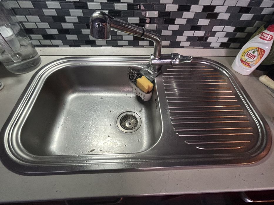 Продавам кухненска мивка със смесител инокс