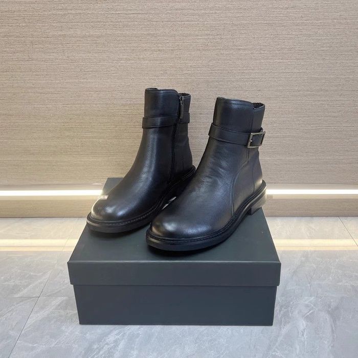 Продам женские ботинки