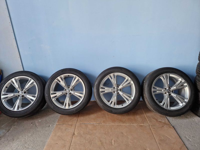 Audi Q8/Q7 R21/4М8
оригинални джанти с гуми
и датчици / Топ състояние