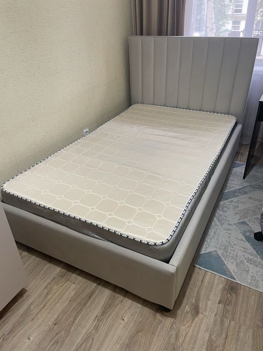 Продам кровать с матрасом