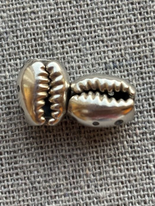 Pandora талисмани и гривни