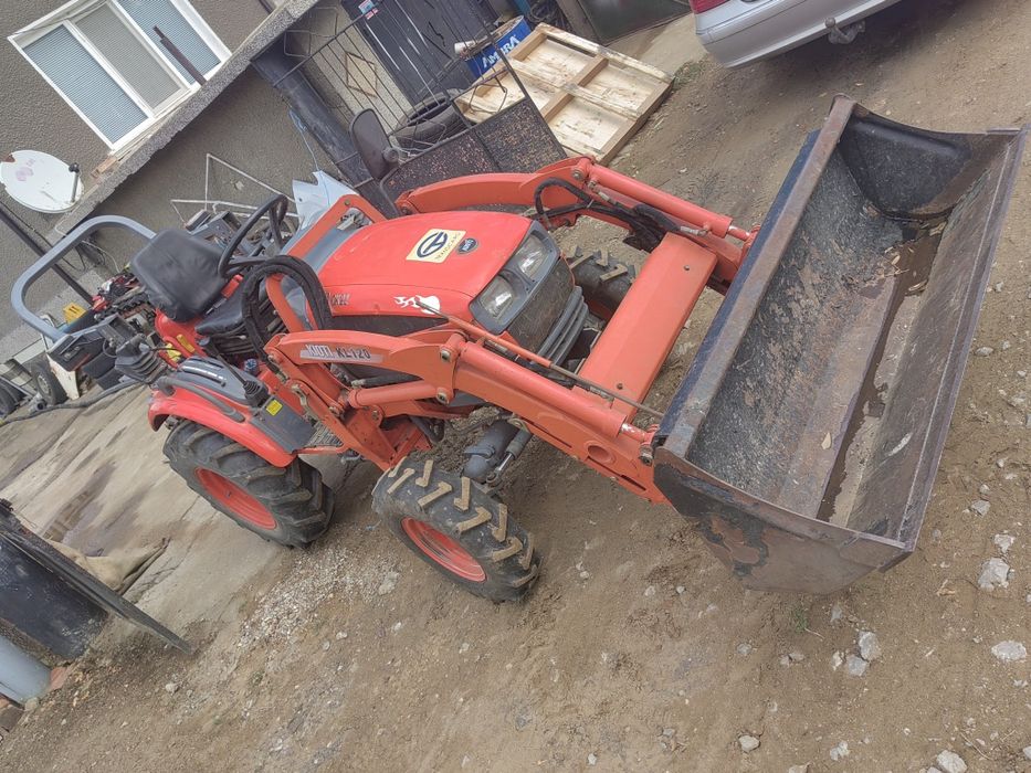 Трактор с челен товарач