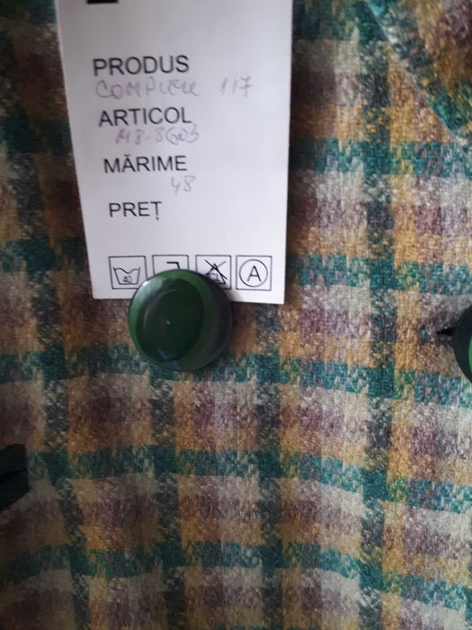 Sacou de damă NOU,  din stofă  de lână  in carouri  mărimea  48