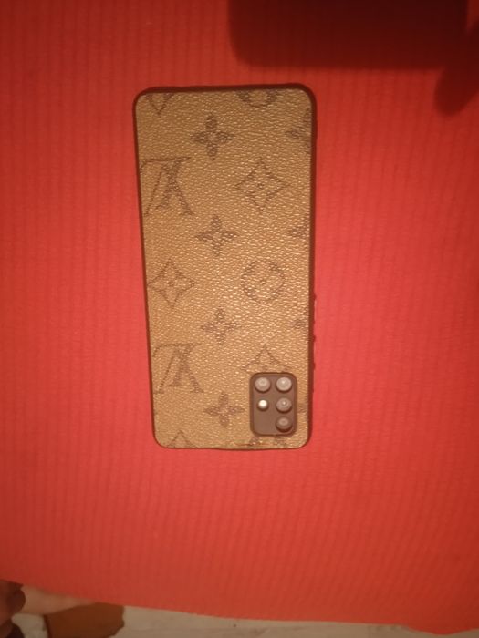 Продам телефоны.
