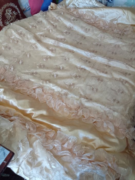 Продам срочно покрывало с наволочками