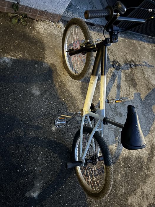 Vând BMX in 2 culori
