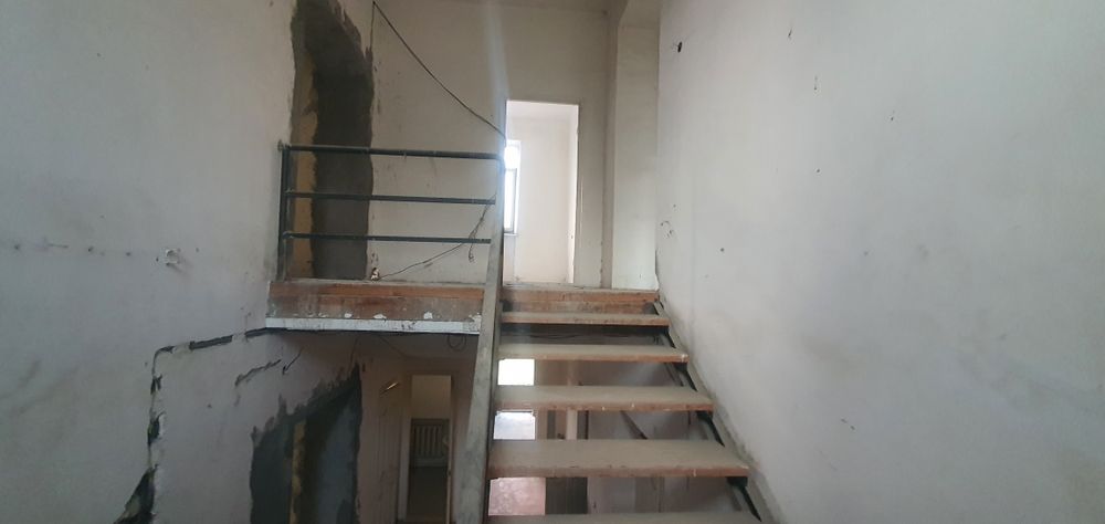 Участок 6 соток с коттеджем на 8 комнат,свет,вода,газ,канализация есть