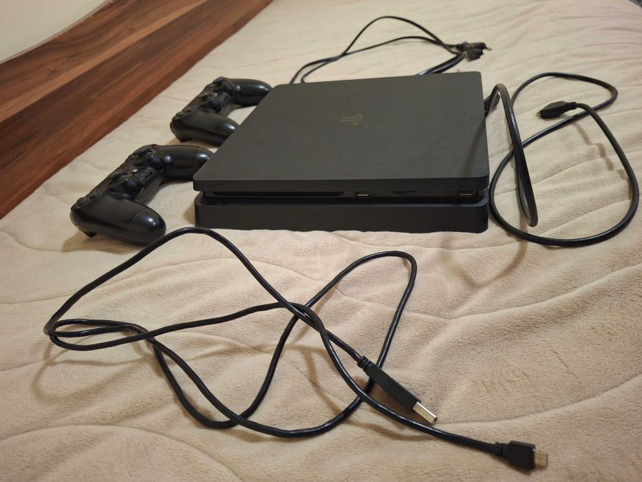 PS4 Slim 1TB с два джойстика - 180 евро  / КАТО НОВ