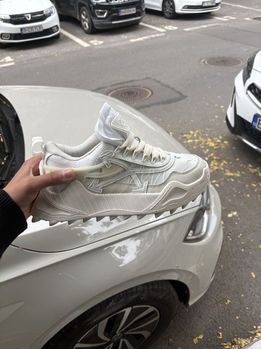 vand off white odsy-1000 marimea 41  550 lei