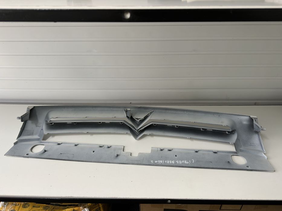 GRILĂ CENTRALĂ FAȚĂ RADIATOR – Citroën Berlingo 1 (1996–2002)