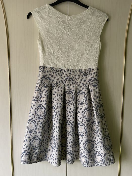 Rochita de seara eleganta - cu detalii aurii